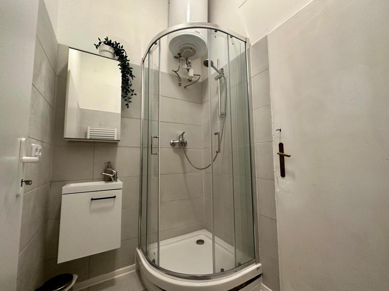 Spacious Apartment, 3 Min To U6 Metro ウィーン エクステリア 写真